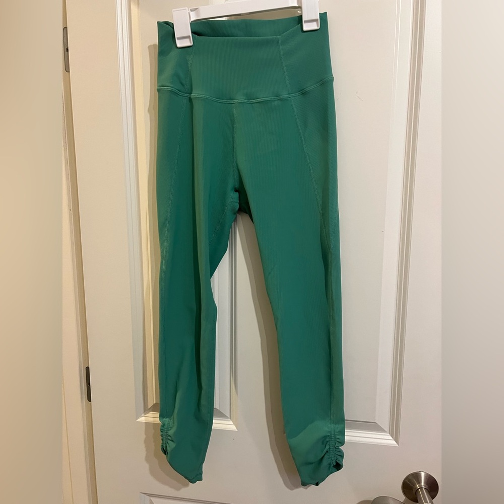 Wilo the label green ribbed leggings size medium.